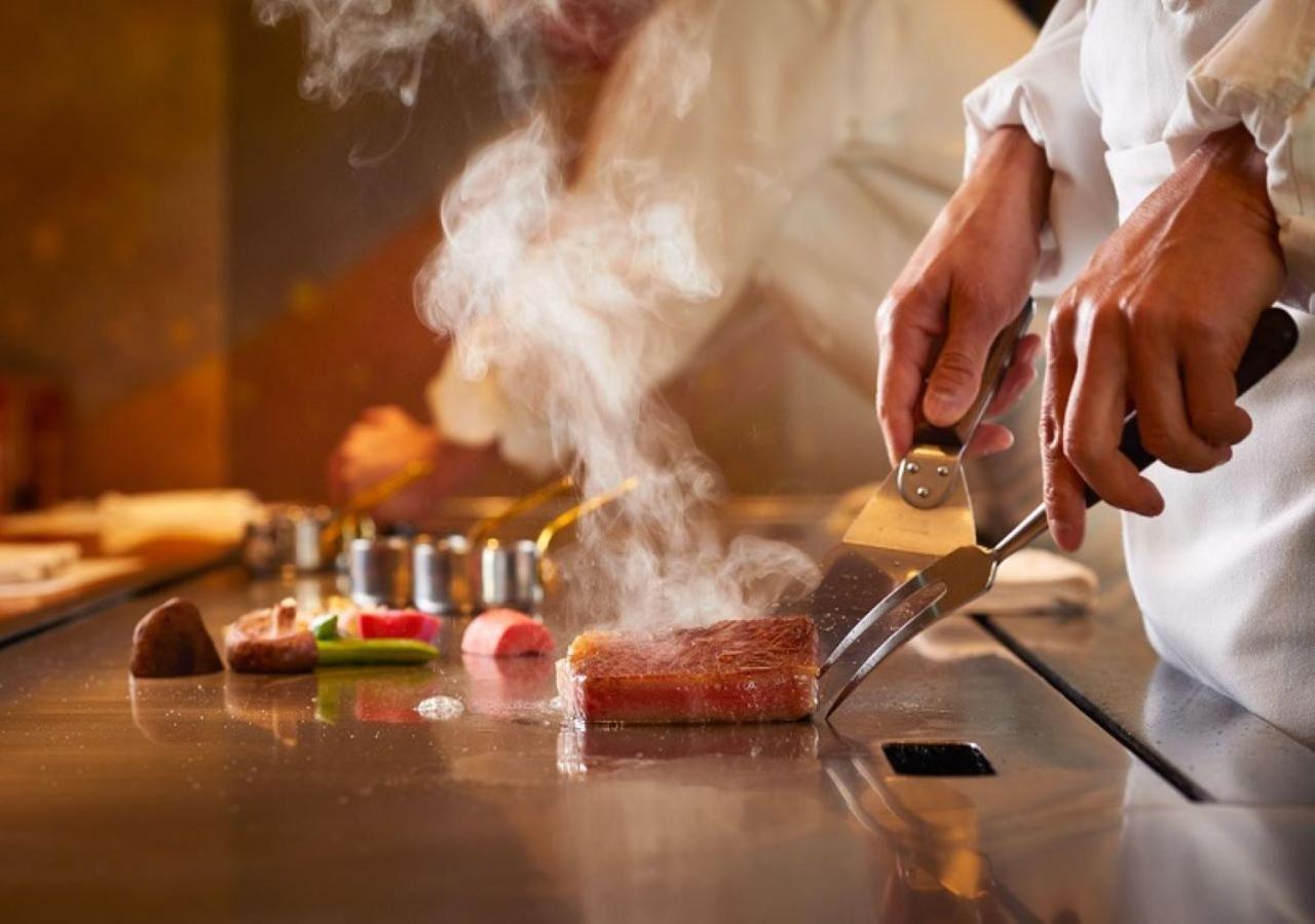 帝国ホテル東京 東京都 エクステリア 写真 A chef seasoning a steak