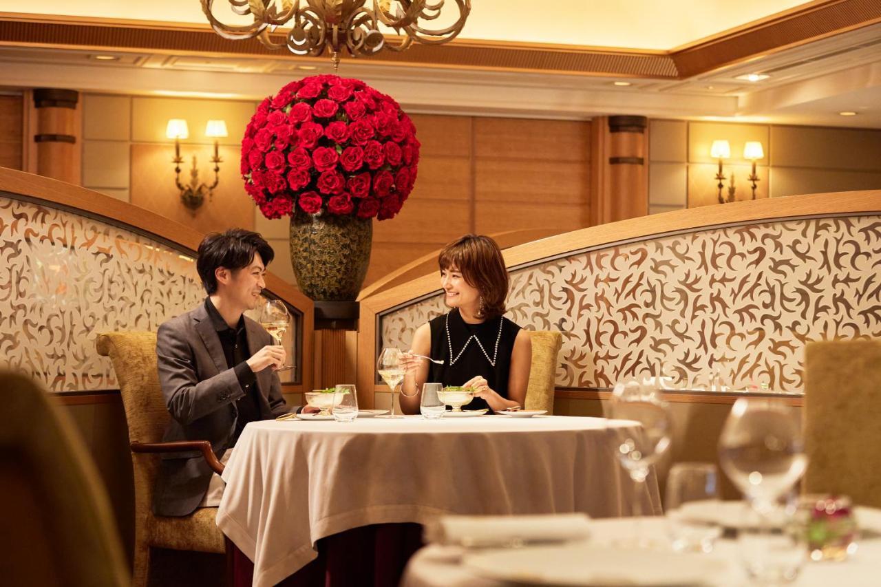 帝国ホテル東京 東京都 エクステリア 写真 A couple dining at a restaurant