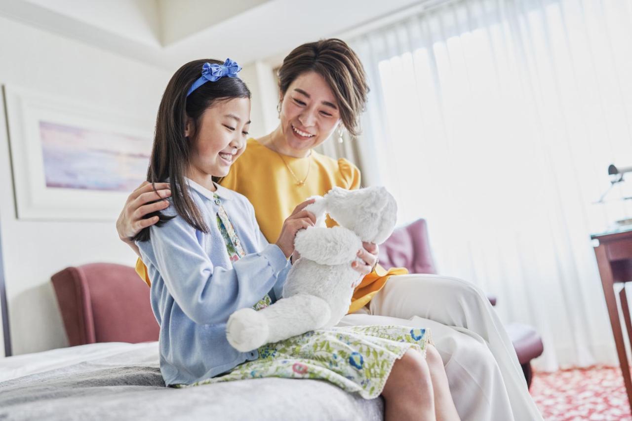 帝国ホテル東京 東京都 エクステリア 写真 A child with her mother