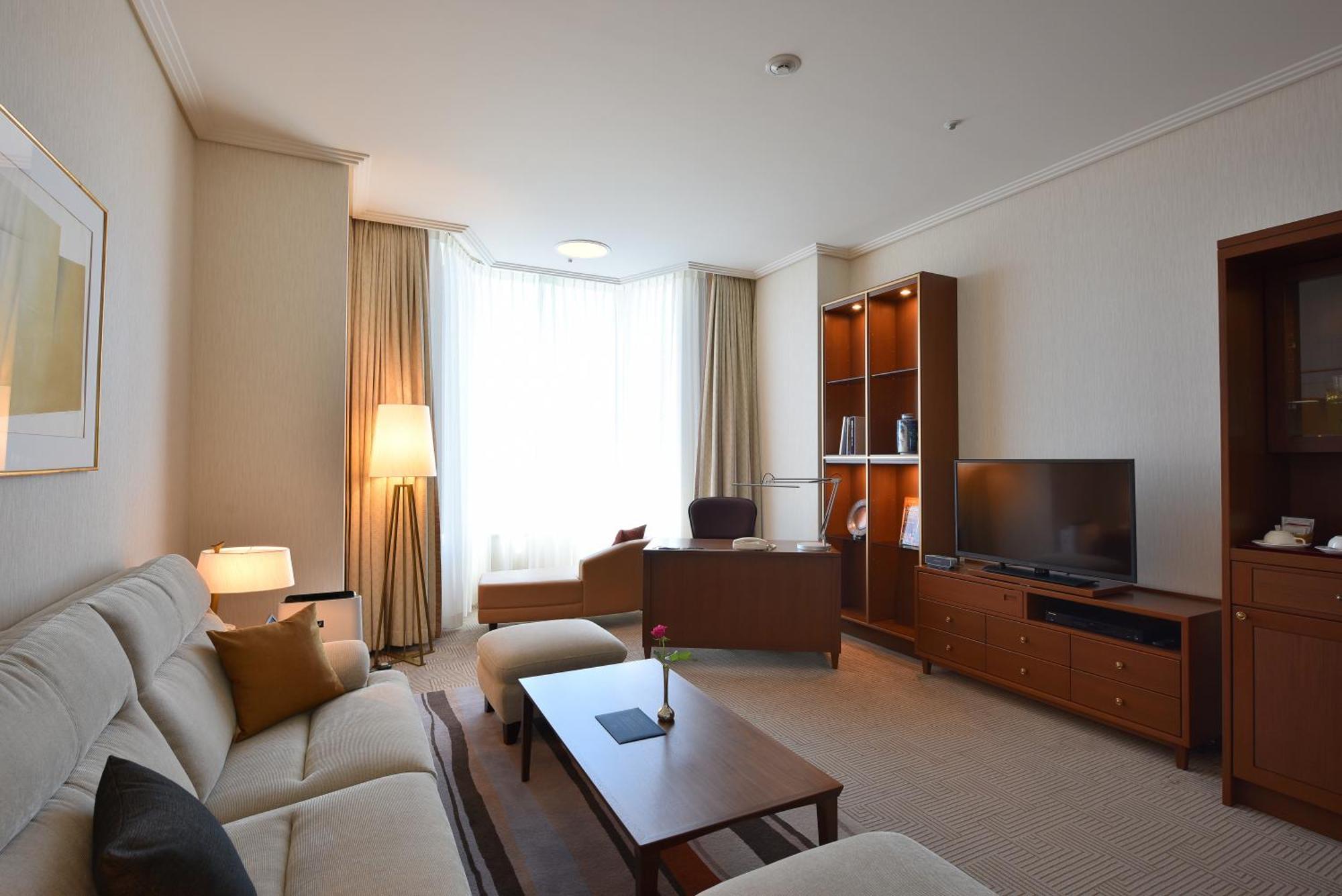 帝国ホテル東京 東京都 エクステリア 写真 A living room in a suite at the InterContinental Vienna